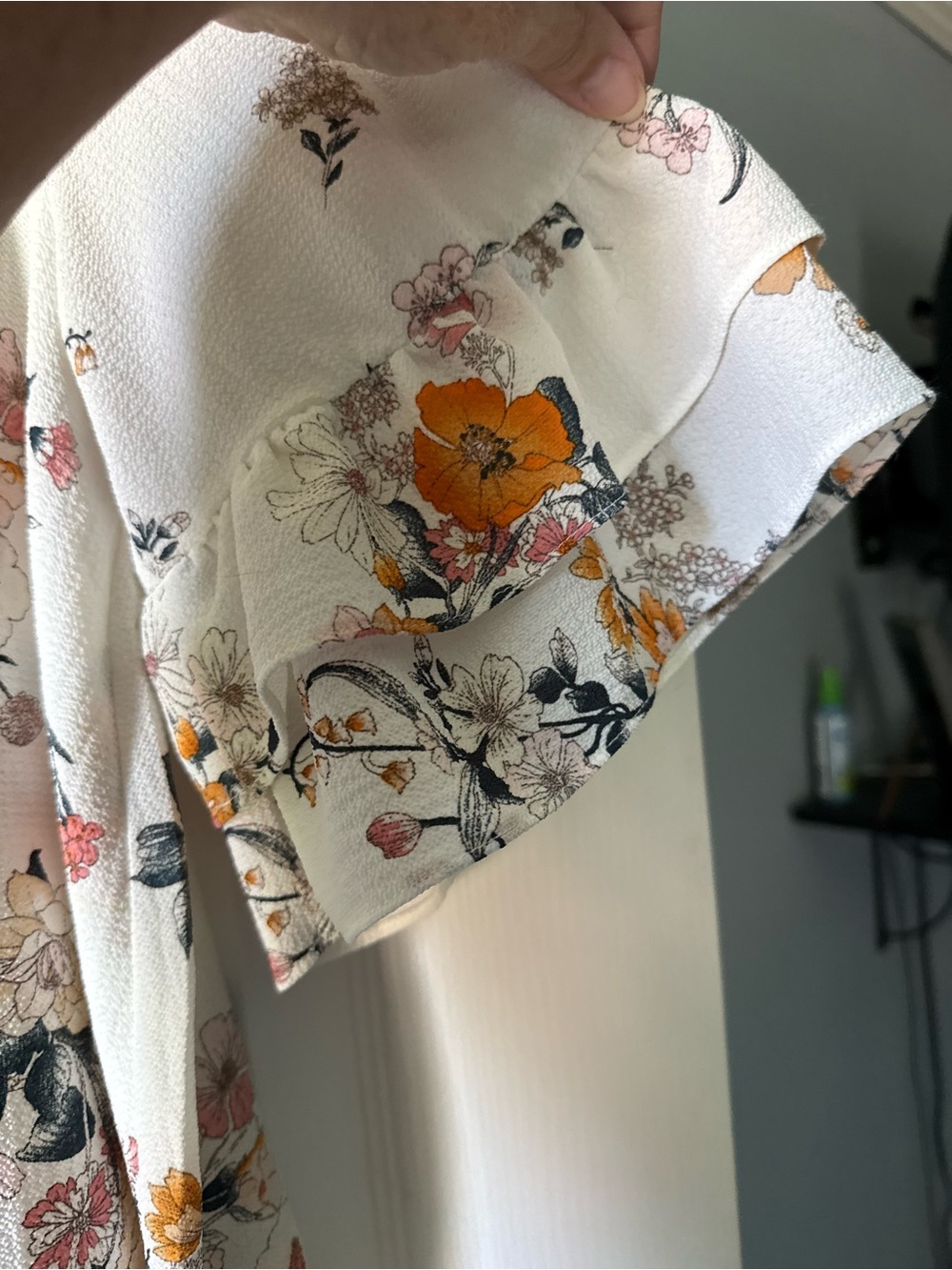 Urban Romantics White Floral Keyhole Ruffle Bell Sleeve Blouse Size L - Picture 7 of 7